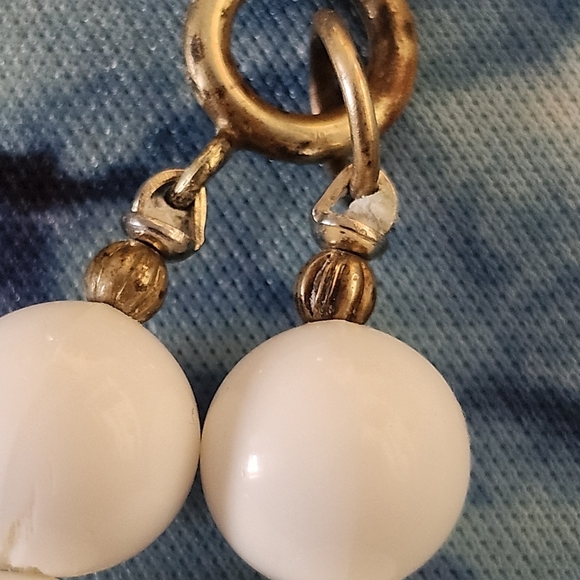 1960s LARGE MODULAR KENNETH JAY LANE CERAMIC WHITE PENDANT AND BEADS - Picture 10 of 16